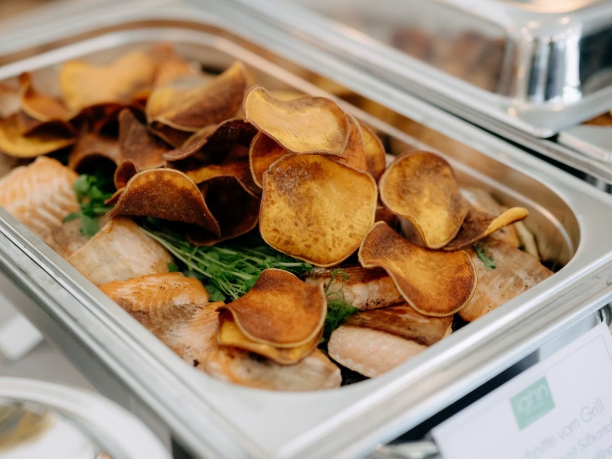 Buffet mit warmen Speisen und knusprigen Beilagen beim Catering von Jahn am Kellerplatz