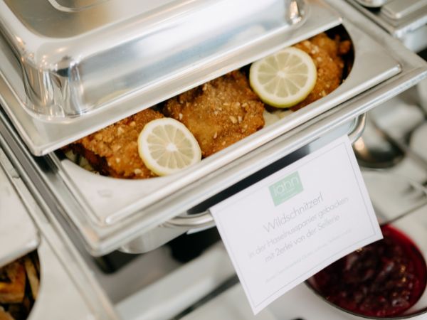 Buffet mit warmen Speisen für Catering und Veranstaltungen von Jahn am Kellerplatz.