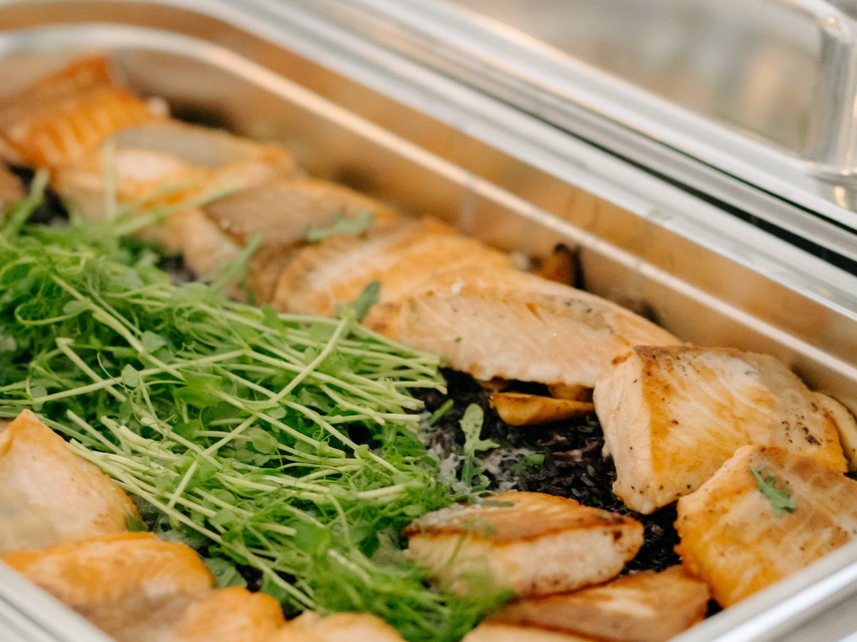 Fischgericht mit frischen Kräutern auf einem Catering-Buffet in Purbach