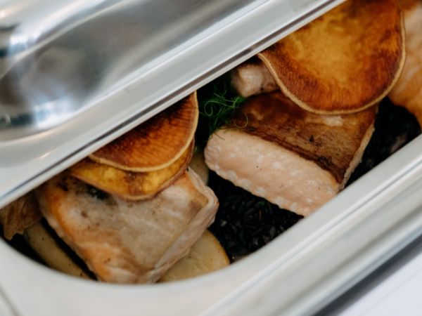 Warme Hauptspeise im Catering-Buffet von Jahn am Kellerplatz in Purbach.