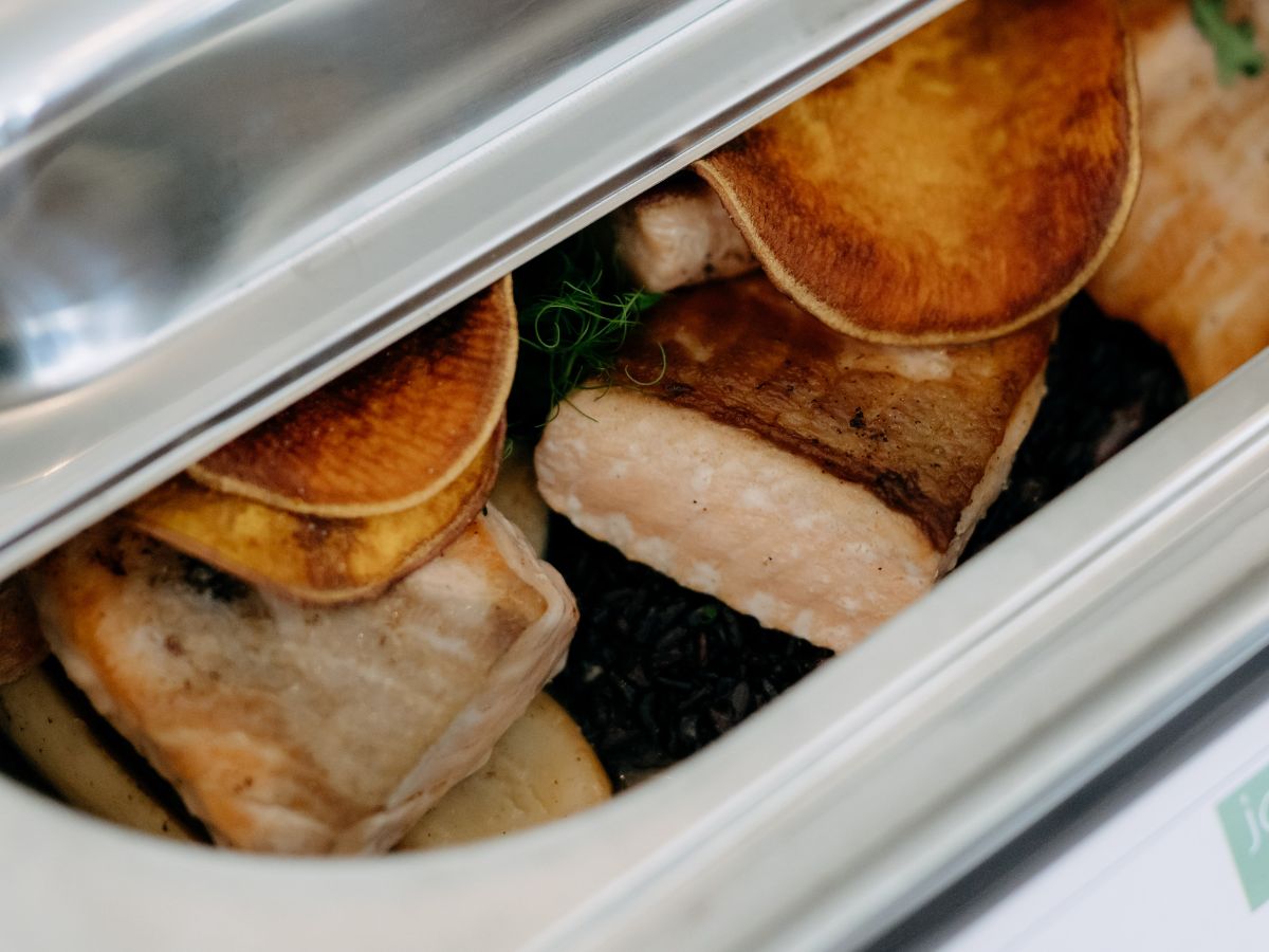 Warme Hauptspeisen mit Fleisch und Beilagen für ein Catering in Purbach