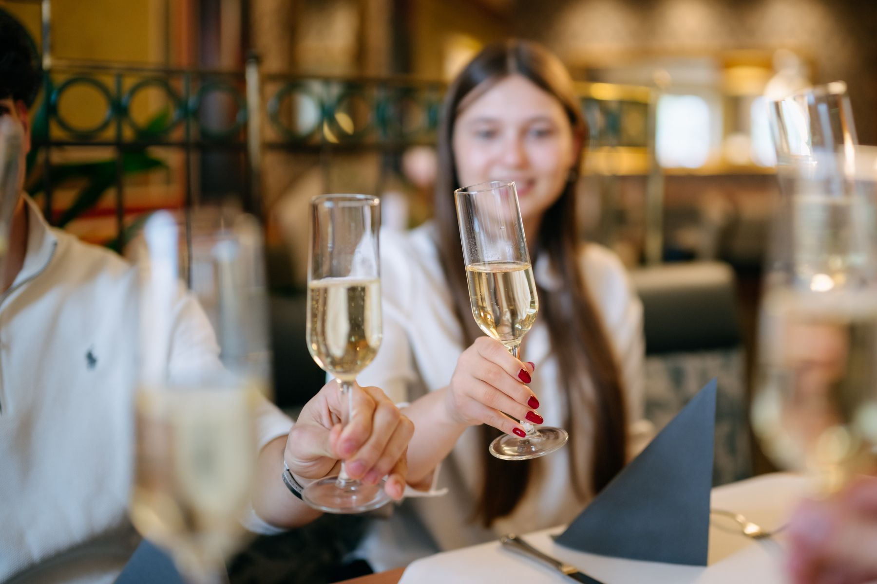 Gemeinsam feiern bei Jahn am Kellerplatz Gäste stoßen bei einer Feier im Restaurant Jahn am Kellerplatz in Purbach mit Sekt an