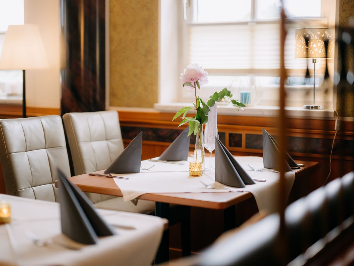 Gemütlich genießen in Purbach Stilvoll gedeckter Tisch im Restaurant Jahn am Kellerplatz in Purbach am Neusiedler See