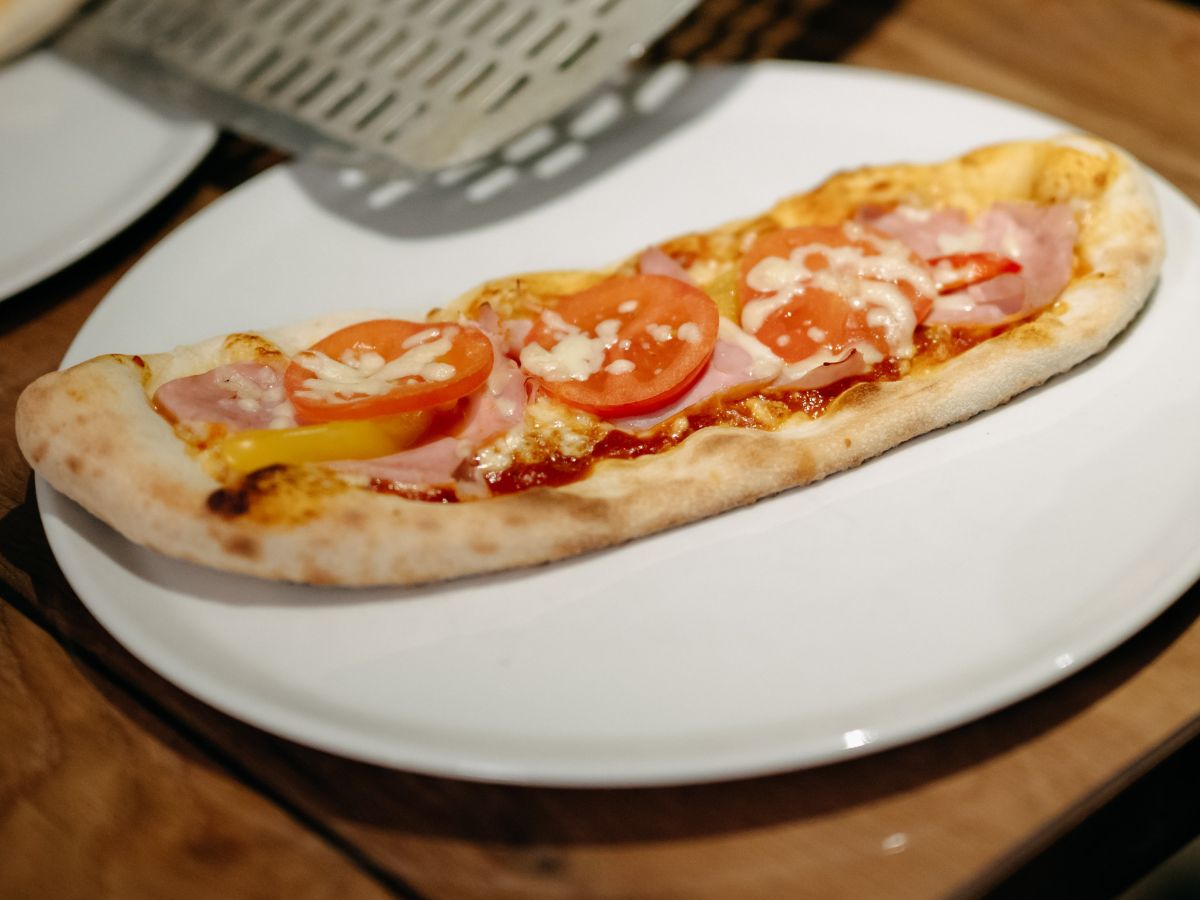 Frisch gebackene Pizza aus dem Steinofen bei Giuseppe in Purbach