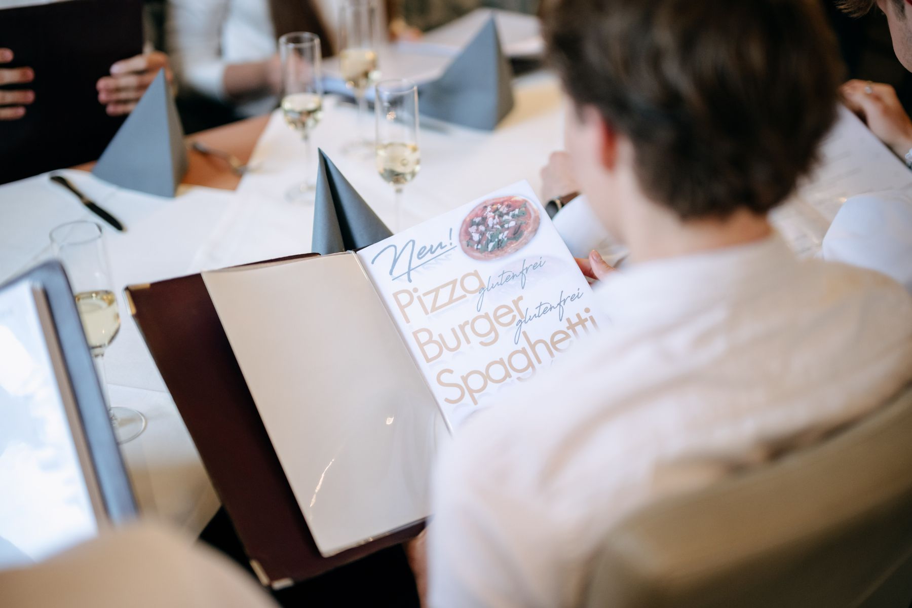 Gast betrachtet die Speisekarte im Restaurant Giuseppe in Purbach