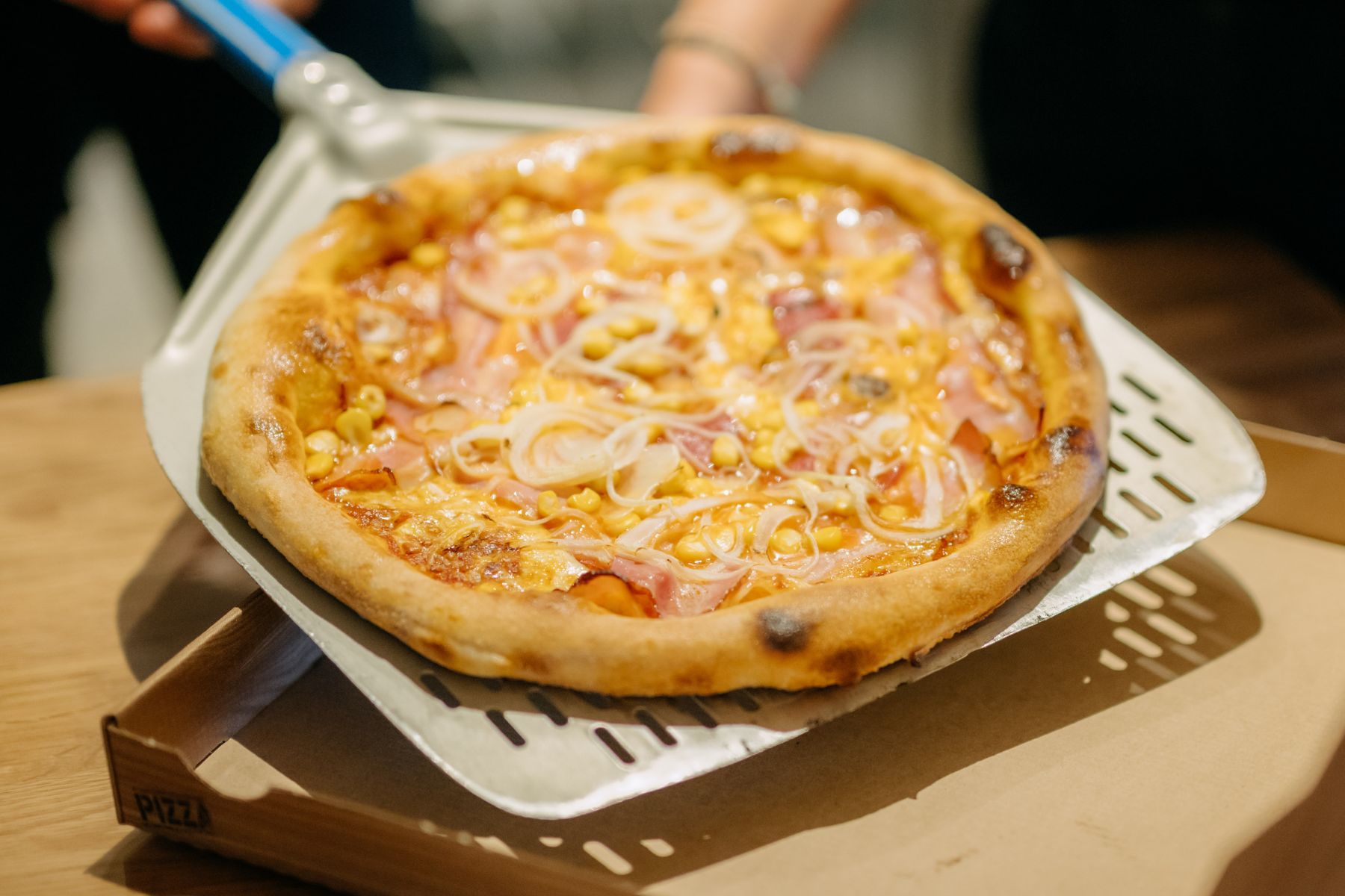 Frisch zubereitete Pizza zum Mitnehmen Frisch gebackene Pizza wird bei Giuseppe in Purbach für Taleaway vorbereitet.