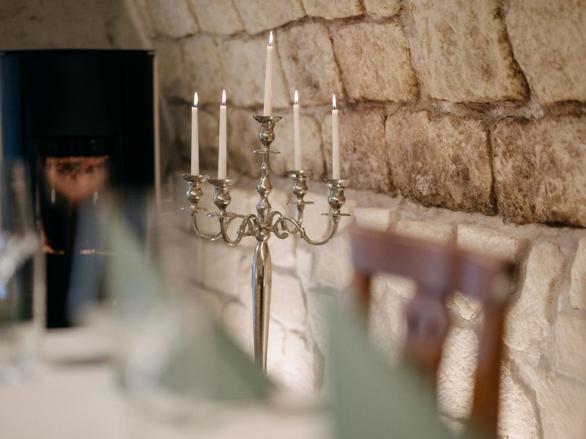 Atmosphäre bis ins Detail Detailaufnahme mit Kerzenständer und Natursteinwand im K45