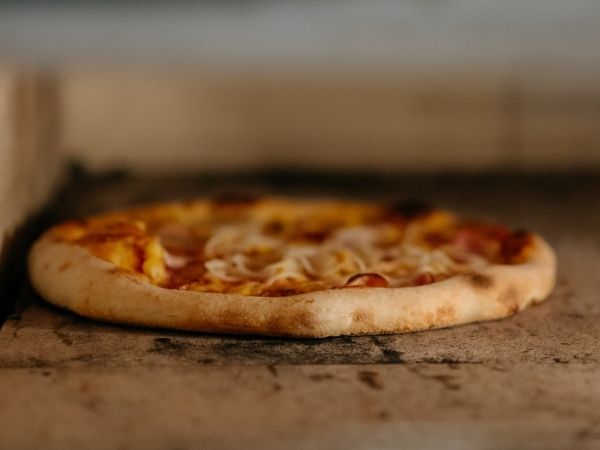 Pizza beim Backen im Ofen im Restaurant Giuseppe in Purbach
