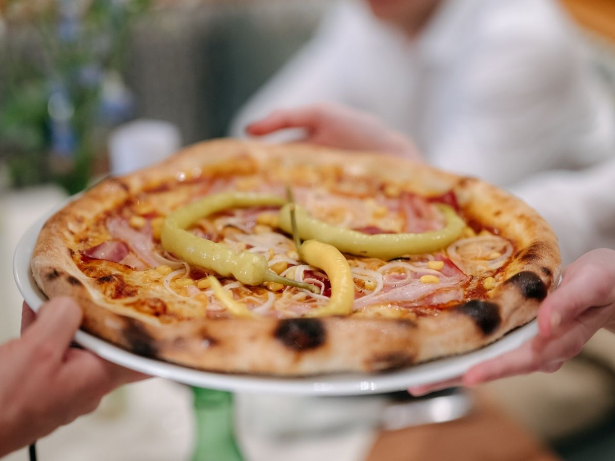 Frisch servierte Pizza im Restaurant Giuseppe am Kellerplatz in Purbach
