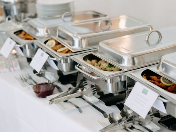 Catering-Buffet mit warmen Speisen von Jahn am Kellerplatz in Purbach.
