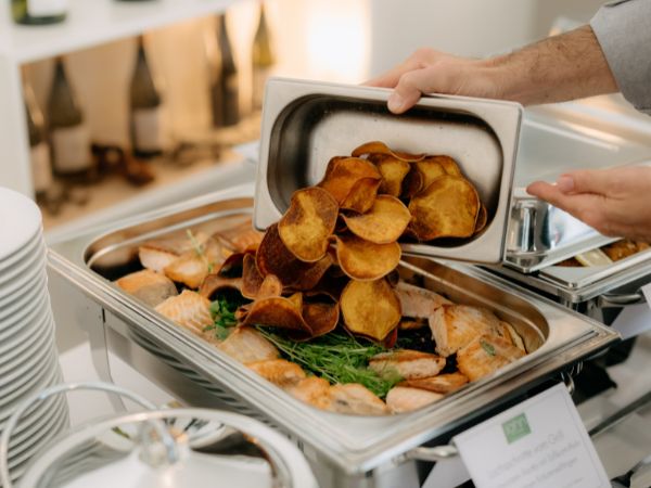 Catering-Buffet mit frisch angerichteten warmen Speisen von Jahn am Kellerplatz in Purbach