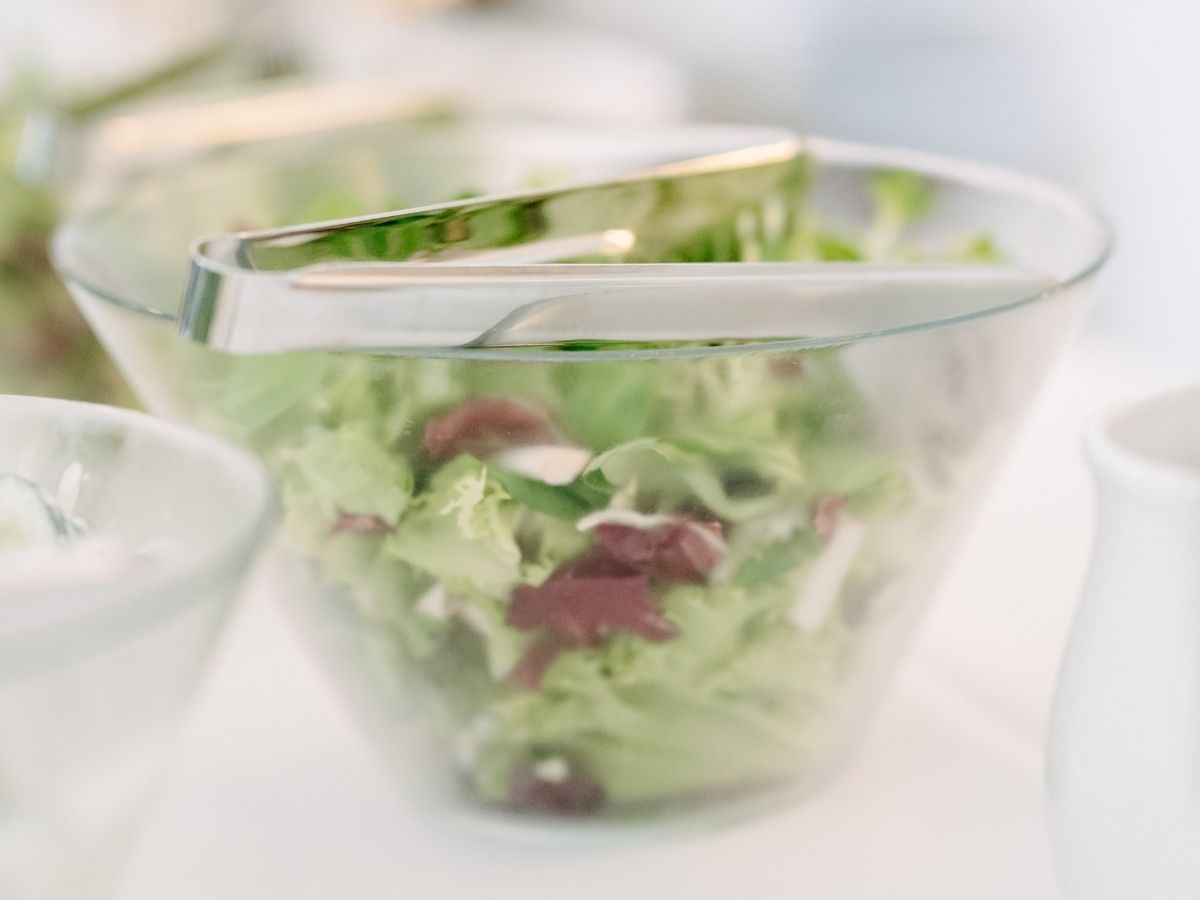 Frische Salate am Catering-Buffet von Jahn am Kellerplatz in Purbach.