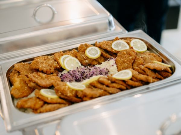 Warme Speisen am Catering-Buffet von Jahn am Kellerplatz in Purbach.