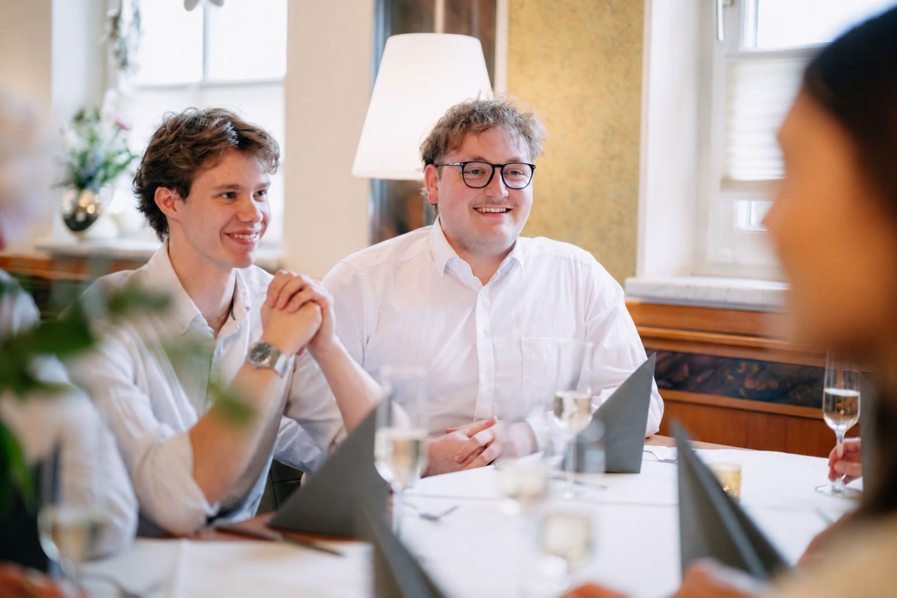 Gemeinsam genießen im Restaurant Gäste genießen gemeinsam ihren Restaurantbesuch bei Jahn am Kellerplatz in Purbach.