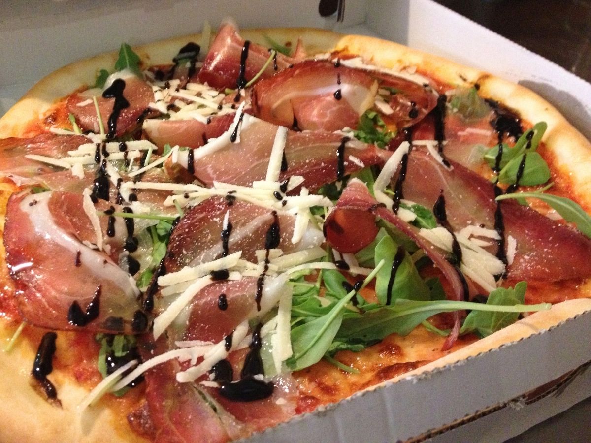 Frisch gebackene Pizza zum Mitnehmen bei Jahn am Kellerplatz in Purbach.