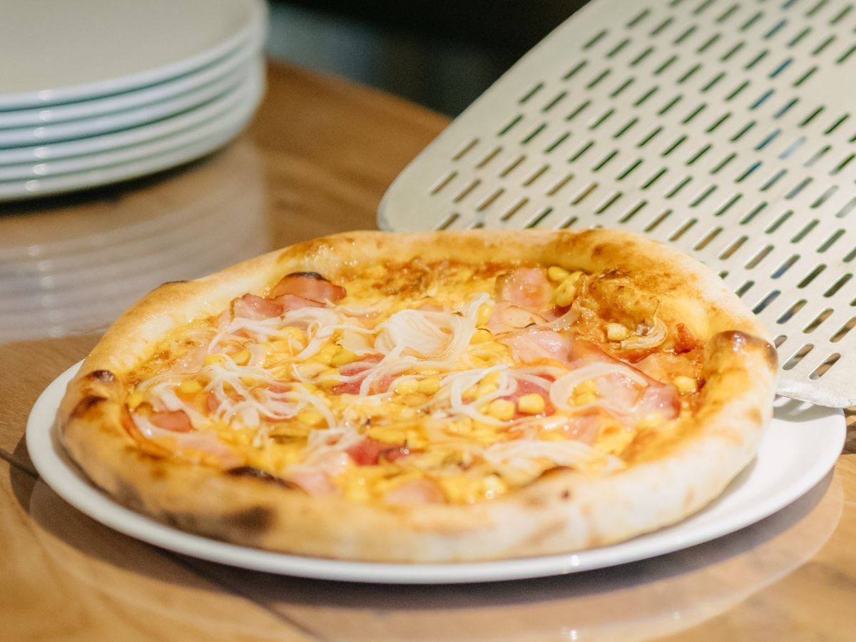 Pizza aus dem Steinofen Frisch gebackene Pizza aus dem Steinofen im Restaurant Jahn am Kellerplatz in Purbach.