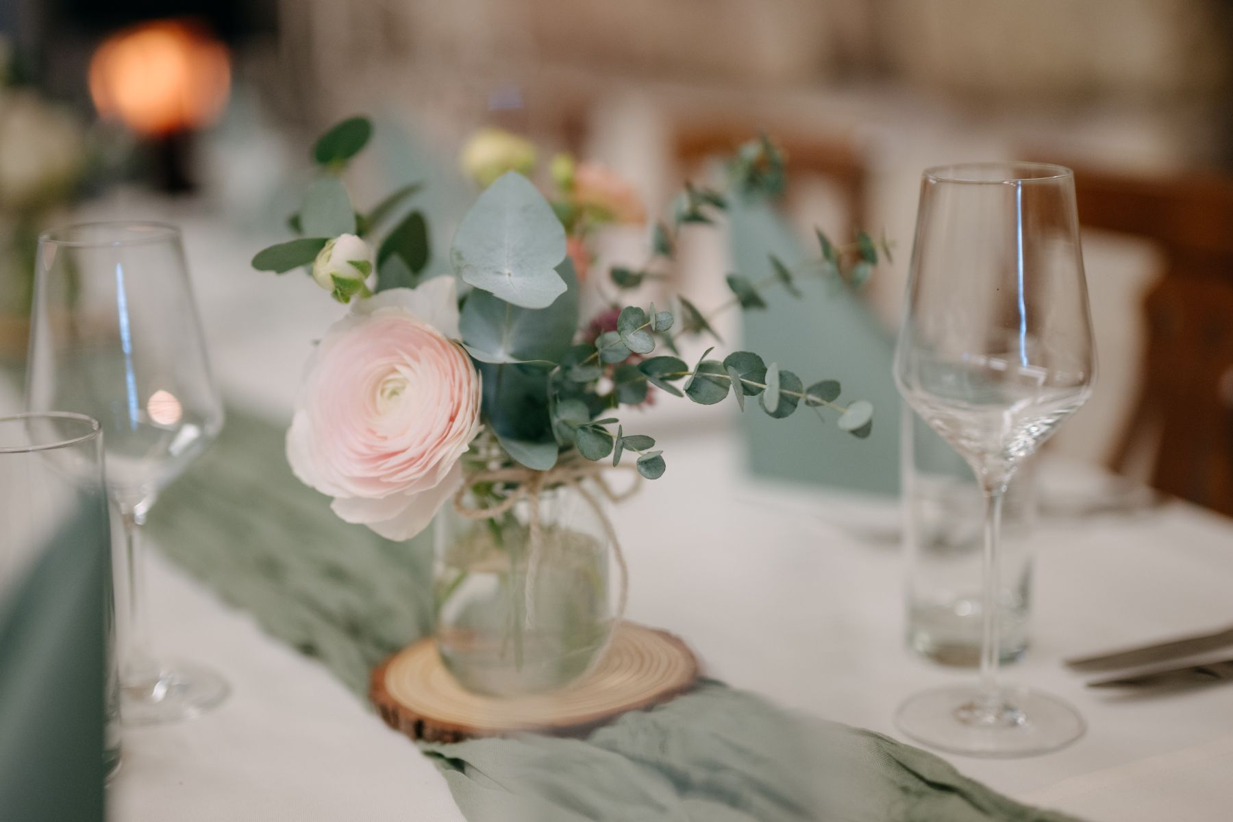 Blumendekoration auf festlich gedecktem Tisch im Eventkeller K45 in Purbach.